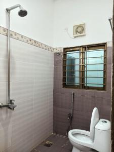 拉瓦尔品第Capital Guest Inn的一间带卫生间和淋浴及窗户的浴室