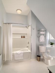 维多利亚朋德莱茶屋酒店的白色的浴室设有浴缸和卫生间。