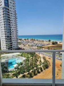 哈德拉Beach front luxury apartment - managed building的从大楼的阳台上可欣赏到海滩景色