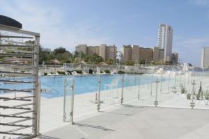哈德拉Beach front luxury apartment - managed building的城市里一个带椅子的大型游泳池