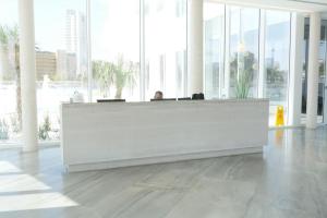 哈德拉Beach front luxury apartment - managed building的大型窗户客房内的白色前台