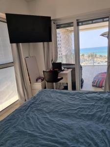 哈德拉Beach front luxury apartment - managed building的一间卧室配有一张床,享有海景