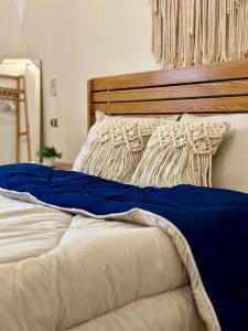 开罗3-Cozy Bedroom Haven l Free Horseback Tours的床上有蓝色和白色的毯子