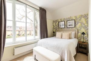 伦敦Woodlawn Manor House的一间卧室设有一张床和一个窗口