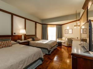 伊瓜苏Bourbon Cataratas do Iguaçu Thermas Eco Resort的酒店客房设有两张床和一台平面电视。