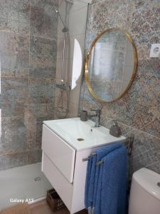 卡武埃鲁O Quintal Guesthouse的浴室设有白色水槽和镜子