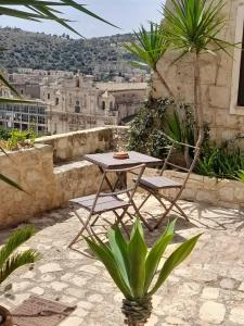 希克利Borgo Hedone的美景庭院内的一张桌子和两把椅子