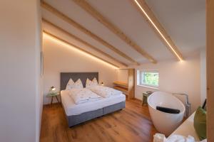 泰尔梅诺Appartments DAS Hubertus的酒店客房设有床和窗户。