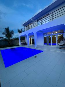 马林迪3 Bedrooms Apartment Own Compound - Malindi的一座房子后院的游泳池