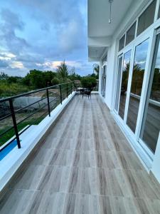 马林迪3 Bedrooms Apartment Own Compound - Malindi的铺有木地板的房屋阳台