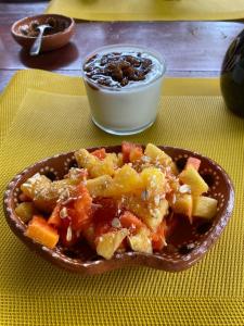 圣卡洛斯VillaHermosa B&B的桌上的一盘食物,一碗食物