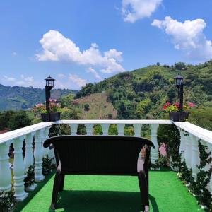 马尼萨莱斯Ecohotel Java的观景阳台的长凳