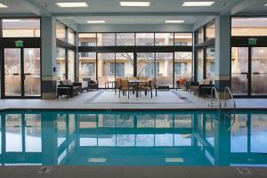 罗克福德罗克福德万怡酒店的一座带桌椅的游泳池