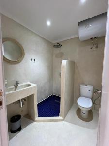 丹吉尔Socco Hostel的一间带卫生间和水槽的浴室