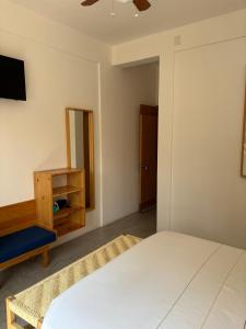 瓦哈卡市Santa Cecilia Hotel的一间卧室配有一张床、梳妆台和镜子