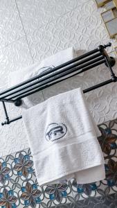 尼耶利The Fairway Residence的浴室毛巾架上的两条毛巾