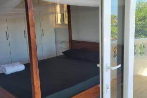 罗索3 master bedrooms All-in-one的一间卧室配有双层床