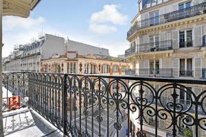 巴黎阿尔通纳酒店的阳台享有城市美景。