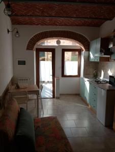 佩夏Casa in Bocca al Fiume的厨房配有沙发和桌子