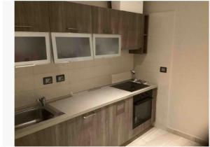 库马西Wynn Apt - Luxe / Uninterrupted Power / Near Mall / Sleeps 3的厨房配有两个水槽和台面