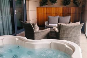 切斯特菲尔德卡萨酒店的客房内的浴缸配有椅子和沙发
