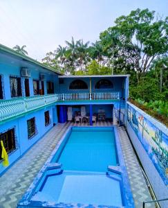 莱蒂西亚Hotel Alto Amazonas的蓝色房屋 - 带游泳池
