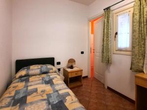 卡尼洛瑞维拉Appartamento Porto 2的一间卧室设有一张床和一个窗口