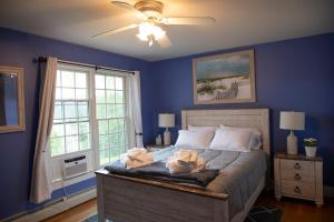 库珀斯敦Grand Slam Lake House Cooperstown Dreams Park的一间卧室设有一张蓝色墙壁和天花板的床。