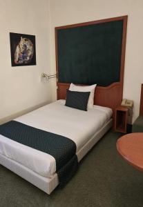 布鲁塞尔勒多姆酒店的一间卧室,卧室内配有一张大床