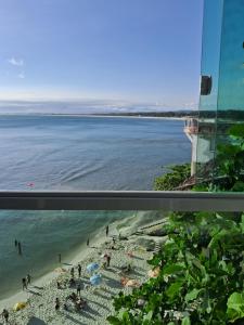 巴哈古拉提巴Pousada Marambaia Café的从窗户可欣赏到海滩景色