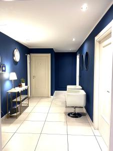 维罗纳Il Tenore B&B的蓝色的客房设有卫生间和桌子