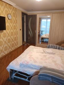 阿哈尔齐赫Сергей Сергеевич的一间卧室,卧室内配有一张大床