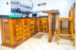 迪亚尼海滩Tranquil Pendo villas的一个带木制橱柜和柜台的厨房