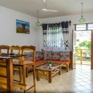 迪亚尼海滩Tranquil Pendo villas的客厅配有沙发和桌子