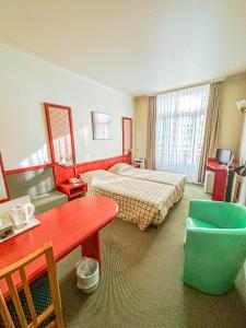 布鲁塞尔勒多姆酒店的酒店客房设有一间带一张床和一张桌子的卧室