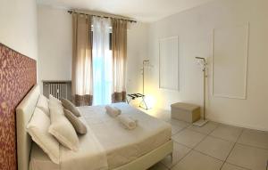 维罗纳Il Tenore B&B的一间卧室配有带白色床单和枕头的床。