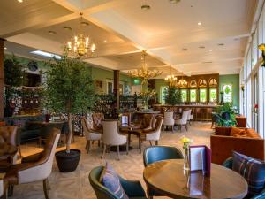 LoansLochgreen House Hotel & Spa的一间带桌椅的餐厅和一间酒吧