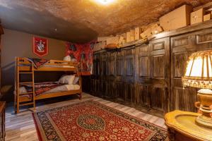 基西米Stay at Hogwarts Harry Potter's Home, Free Parking, Pets Allowed的一间卧室设有双层床和木墙