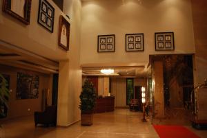 科威特时代广场套房酒店的走廊上设有走廊的四面八方 ⁇ 