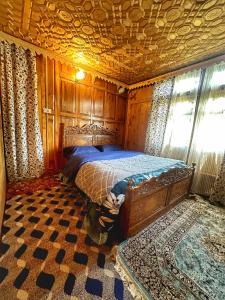 斯利那加Lala Rukh Group Of Houseboats的一间卧室设有一张木天花板床。