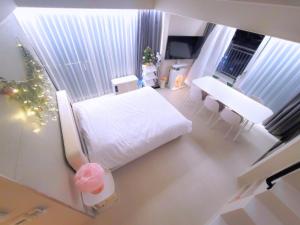 仁川市Lovely House的一间医院间,配有一张床和一张桌子及椅子