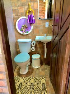 巴雷里尼亚斯Pousada Da Bell的一间带卫生间和水槽的浴室