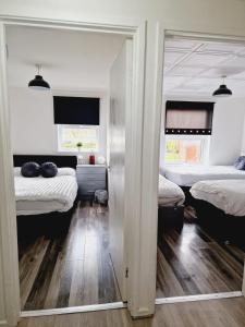 利兹2 Bedroom Cozy Chambers with free parking的一间卧室配有两张床和镜子