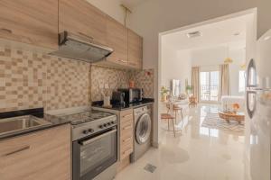 迪拜Frank Porter - Canal Residence的厨房配有炉灶、水槽和洗碗机。