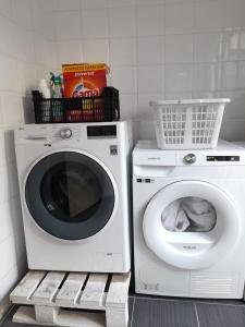 蓬塔德尔加达Change The World Hostels - Açores - Ponta Delgada的厨房配有洗衣机和洗衣机。