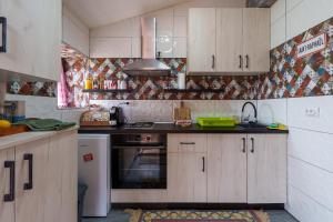 莫克拉戈拉Brvnara Iverak的厨房配有木制橱柜和炉灶烤箱。