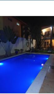 卡姆布库Panorama Cumbuco的夜晚在院子里的一个蓝色游泳池