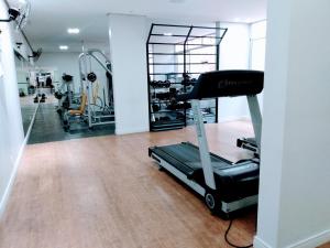 巴西利亚Sudoeste H215的一间带跑步机的健身房