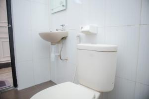 TimuranKAZAIN HOTEL的白色的浴室设有卫生间和水槽。