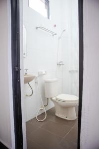 TimuranKAZAIN HOTEL的一间带卫生间和水槽的浴室